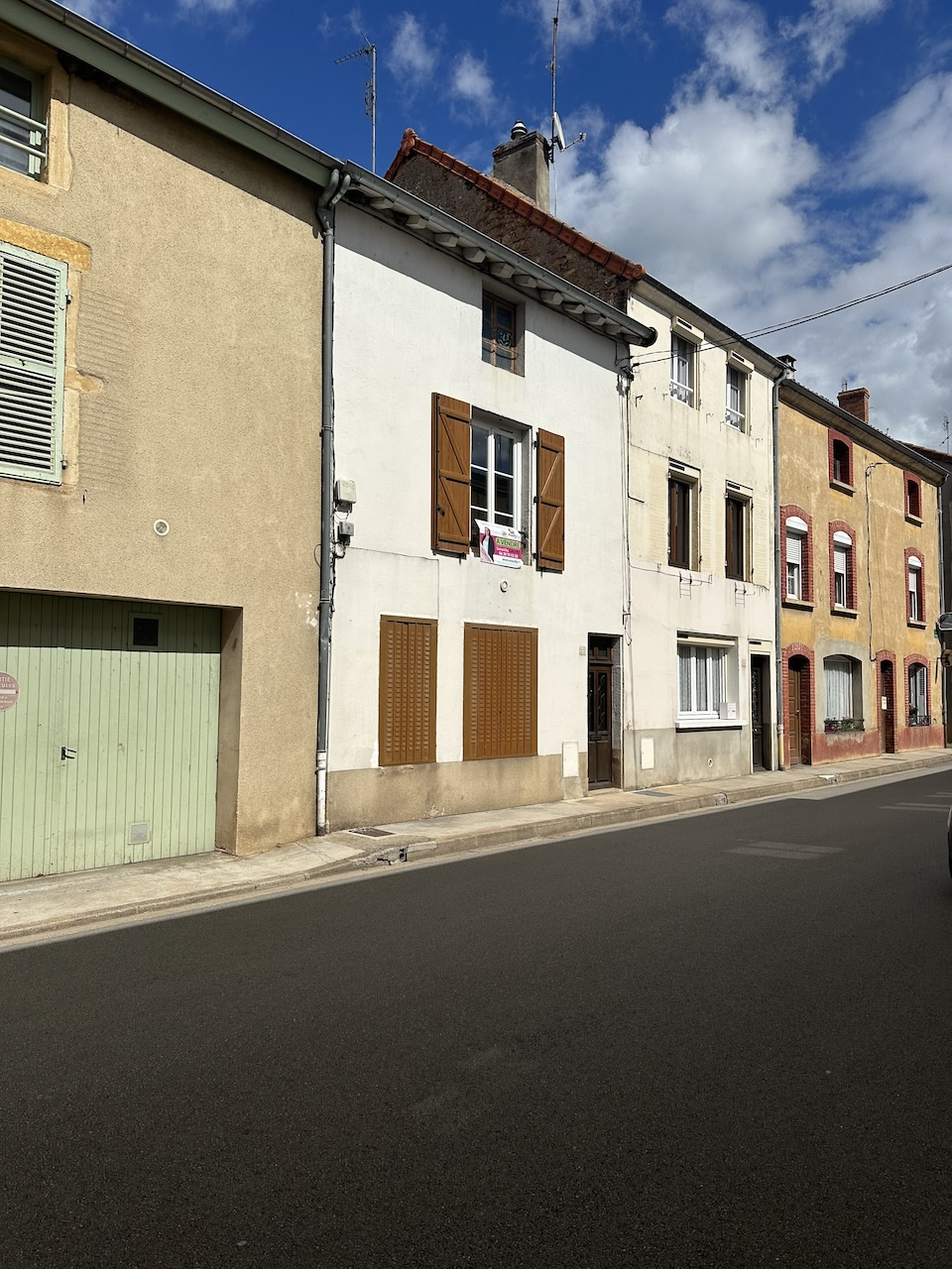 MAISON DE VILLE PROCHE COMMERCES, 92 M2 HAB.