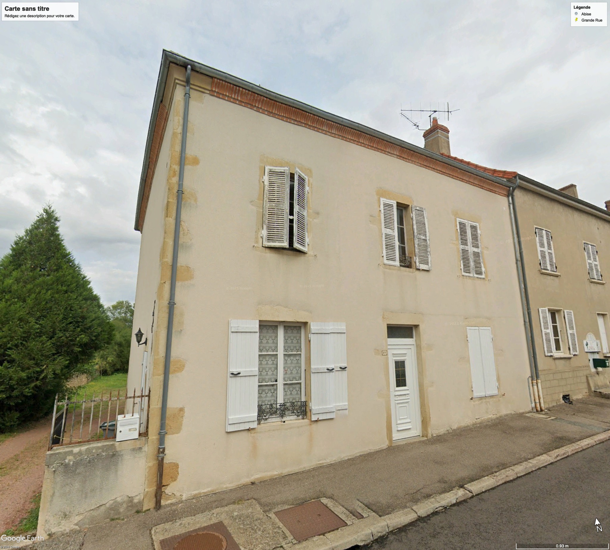 Maison de village mitoyenne.