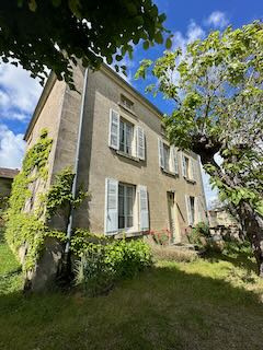 Maison brionnaise à rénover, 130 m2 habitables, 6200 m2 de terrain.