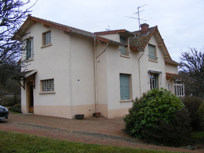 Maison d’habitation proche centre ville. Construction en deux partie l’une en 1905 et la seconde en 1965.
