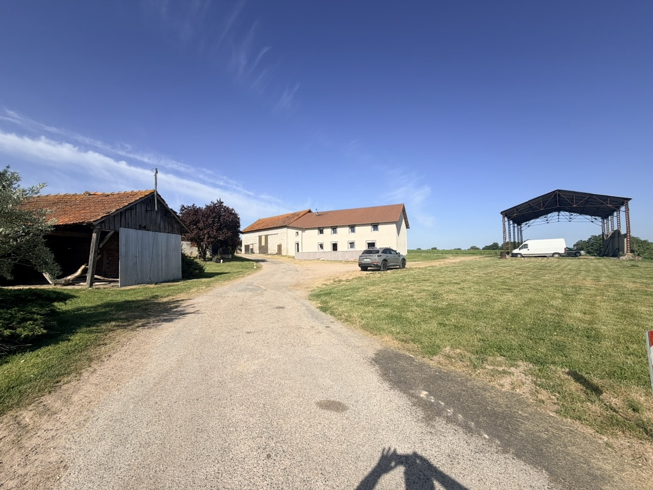 Ancien corps de ferme rénové et dépendances.Belle situation.