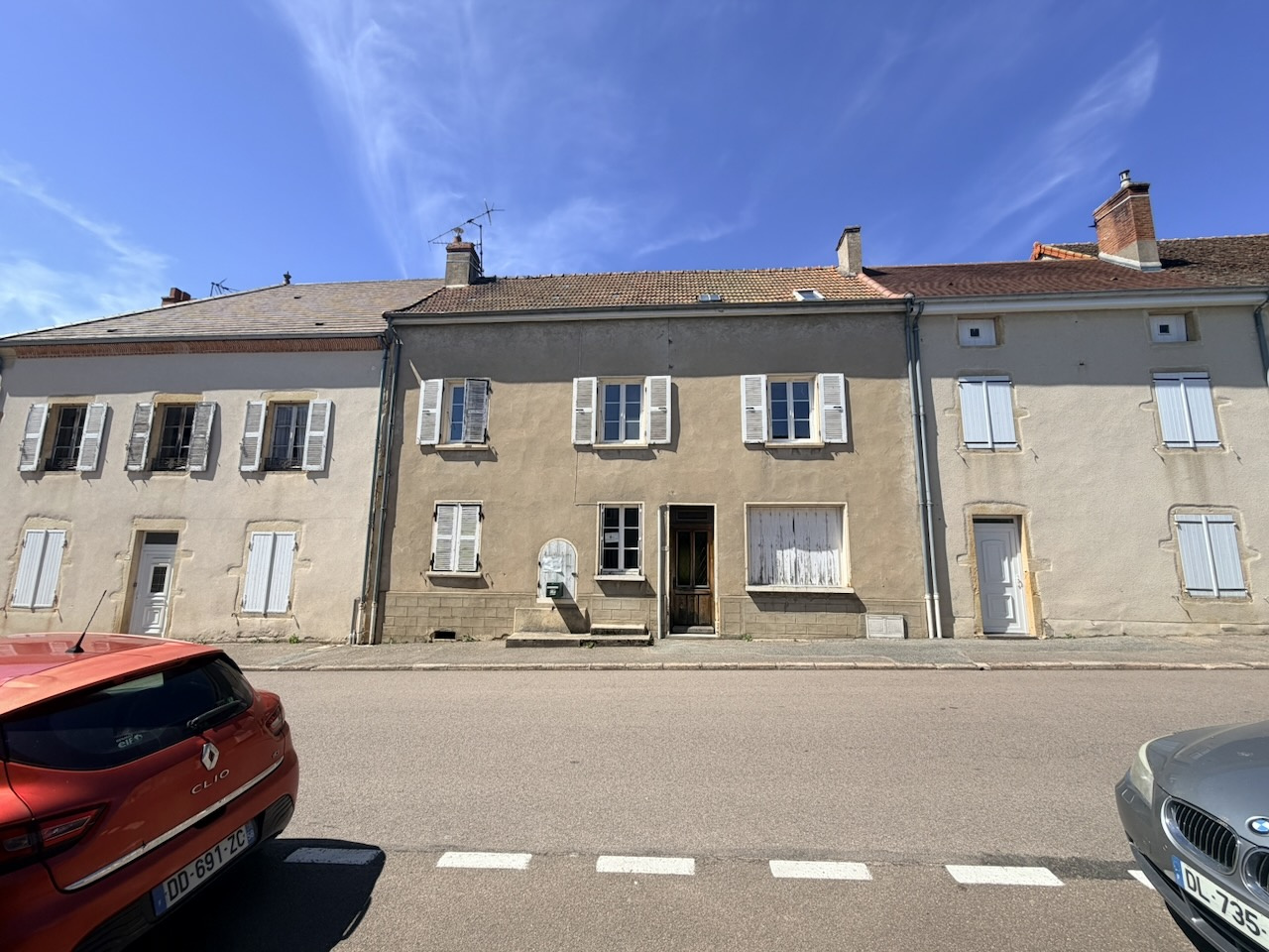 Maison de village à rénover, motoyenne par deux cotés.