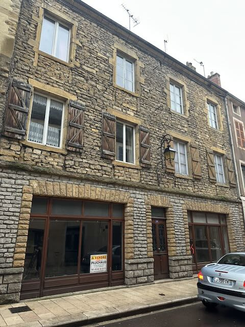 Immeuble de ville proche commerces.