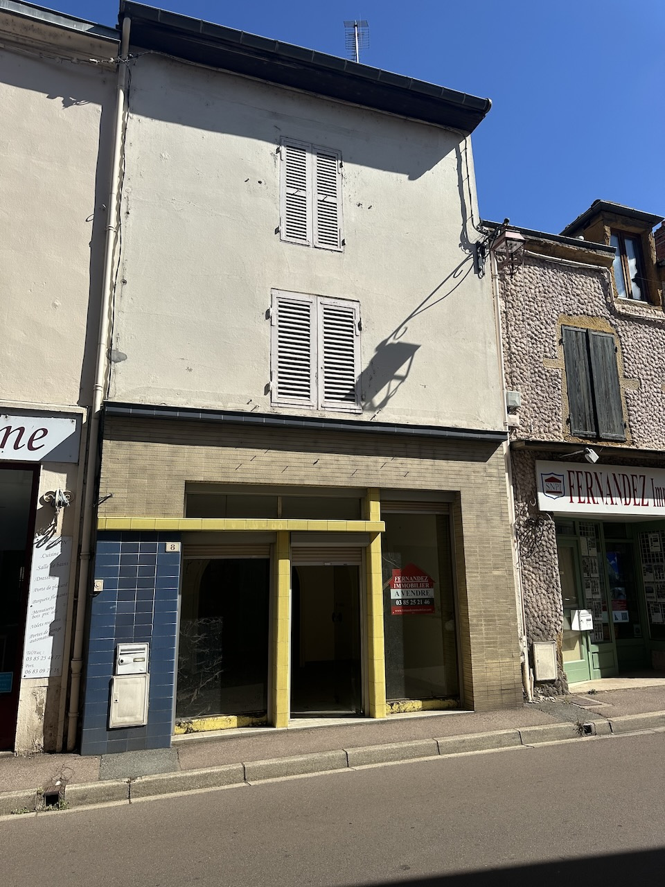 Maison de ville proche commerces, à rénover.